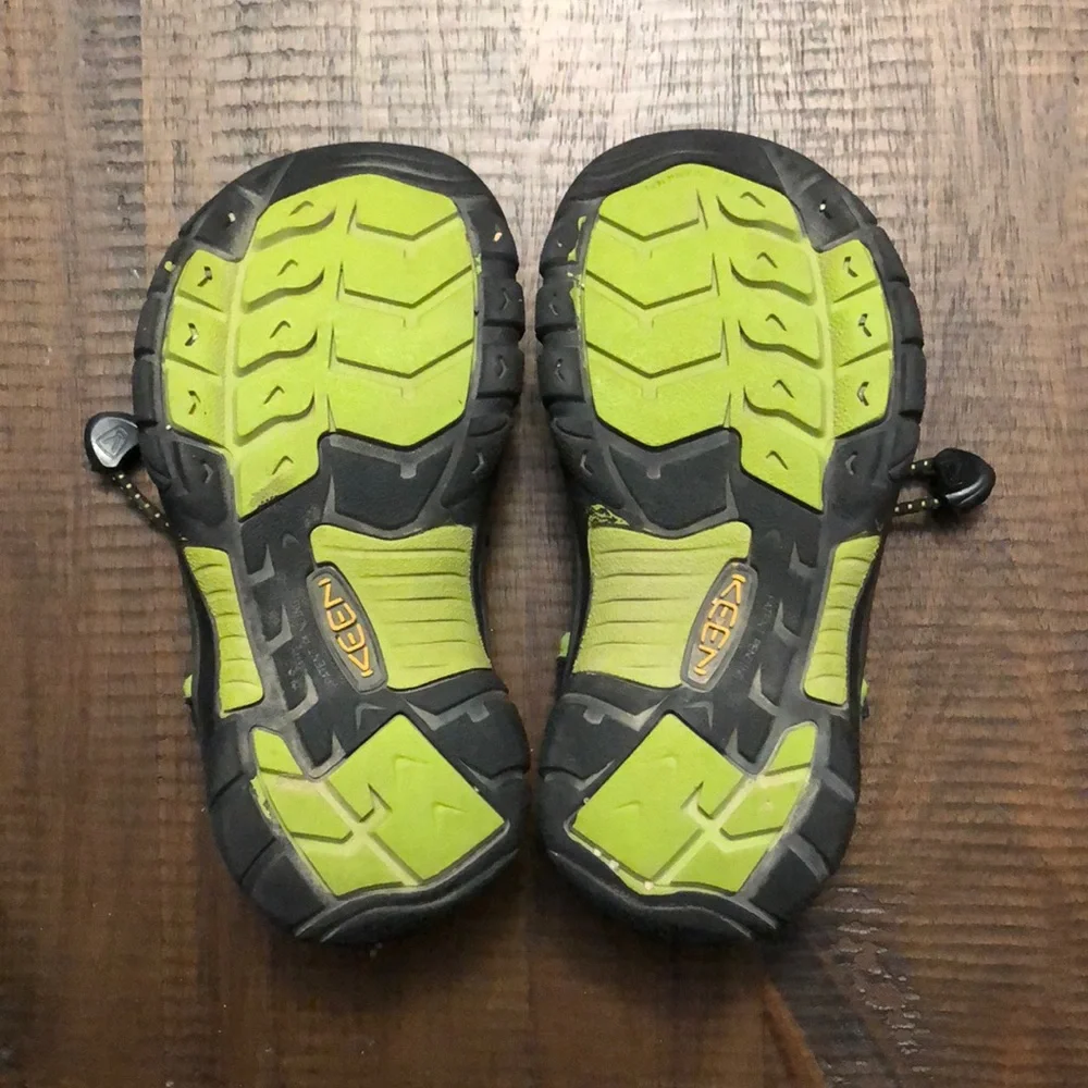 Kids’ size 4 EUC Keens.